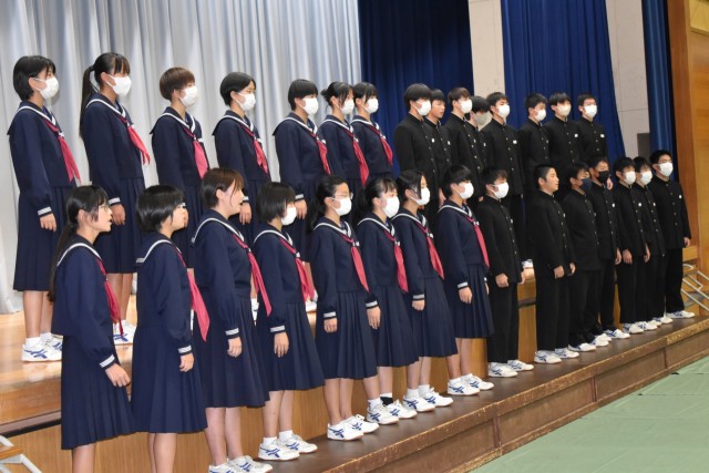 稲取中の音楽発表会で、合唱を披露する生徒たち＝東伊豆町の同校（２日）