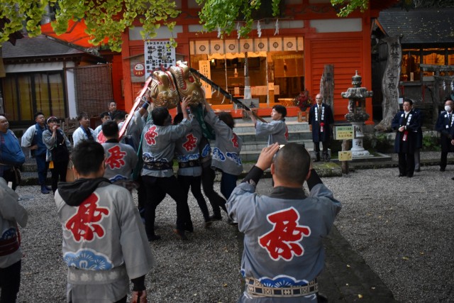 祭りで獅子をぶつけ合う若衆ら＝松崎町の伊那下神社（２日）