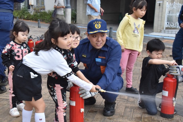 消防ひろばで水消火器で的を狙う子どもたち＝熱海市の渚小公園（５日）