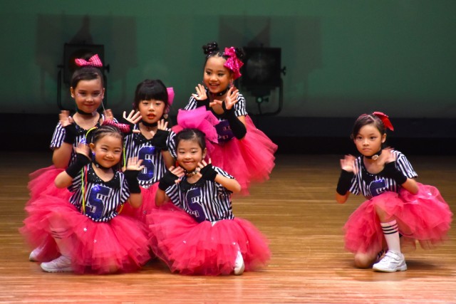 発表会でダンスを披露する「ブリッジ・ダンスアカデミー（ＢＤＡ）」の子どもたち＝下田市民文化会館（５日）