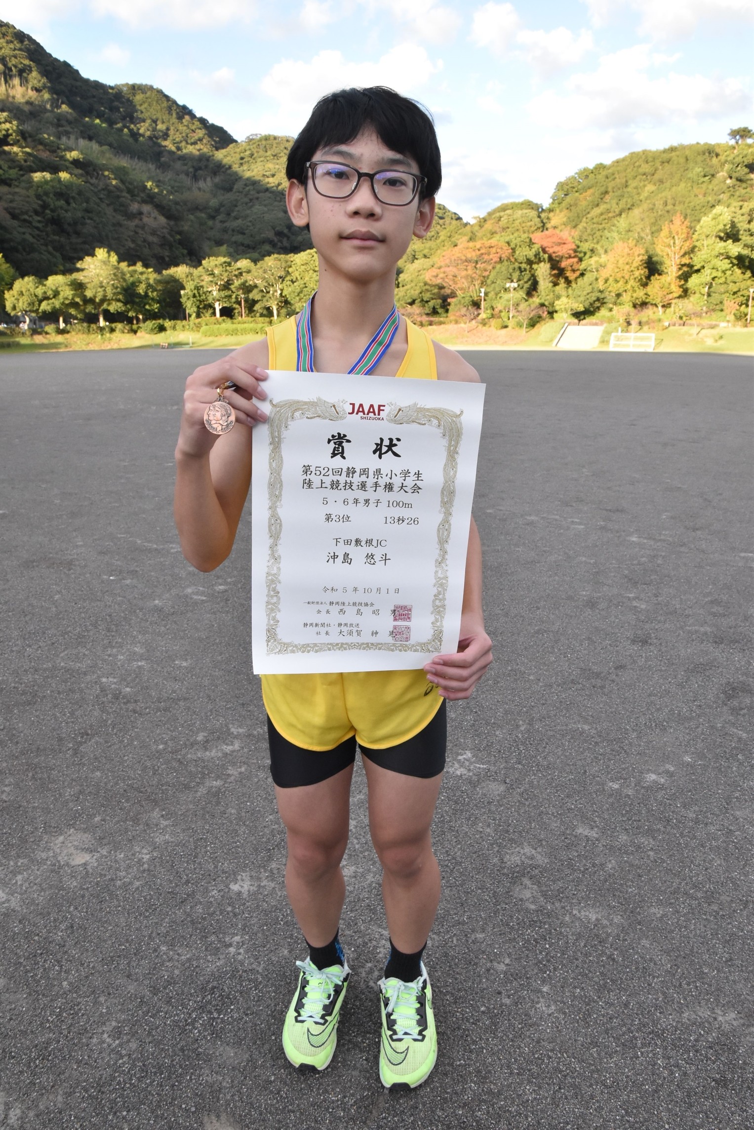 ５、６年男子１００メートルで３位に入った沖島さん＝下田市敷根