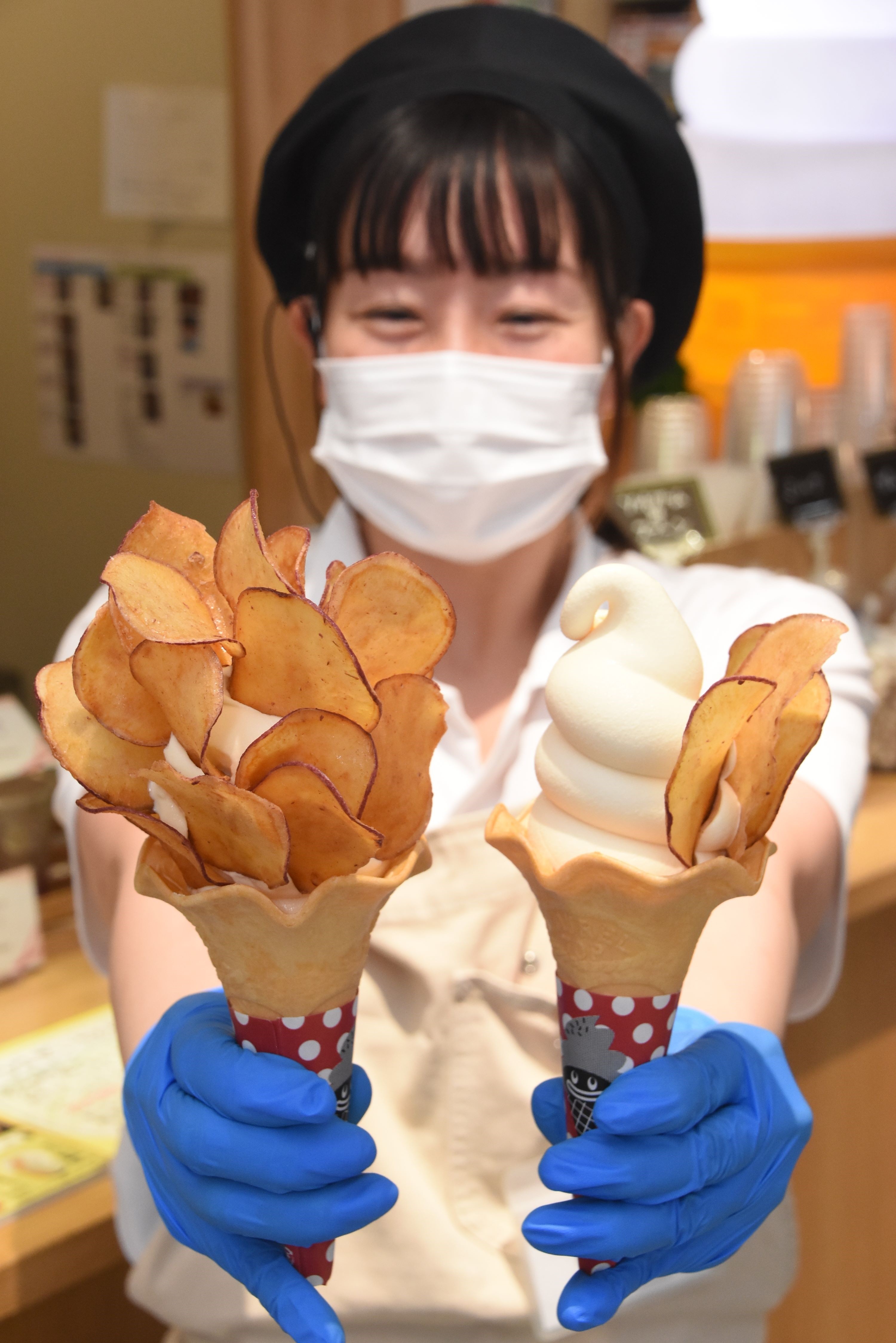 浜松ブランドのサツマイモ「うなぎいも」を使ったソフトクリーム＝伊豆市の道の駅伊豆月ケ瀬