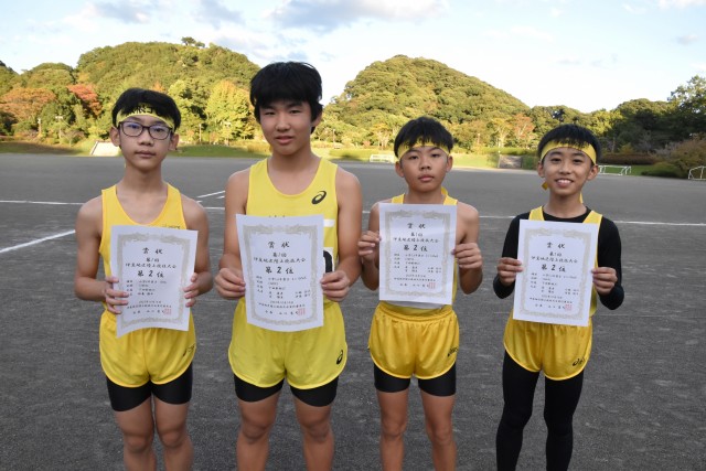小学５、６年男子４００メートルリレーで２位に入った選手＝下田市敷根