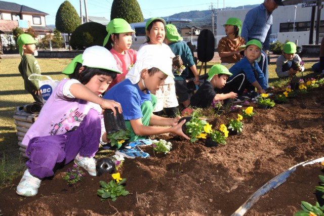 花壇に花を植える園児ら＝伊豆の国市の韮山時代劇場
