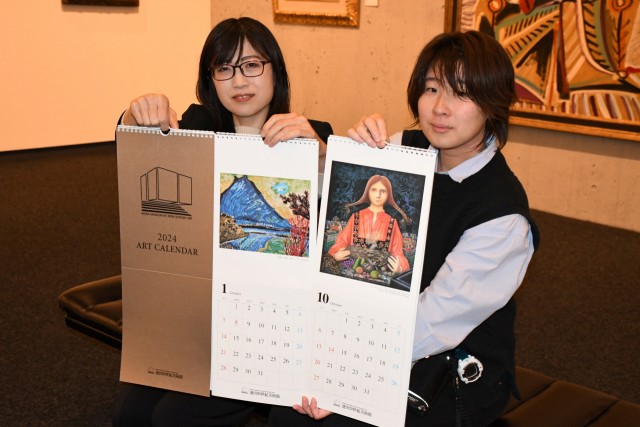 ２０２４年カレンダーを紹介する施設スタッフ＝伊東市十足の池田２０世紀美術館