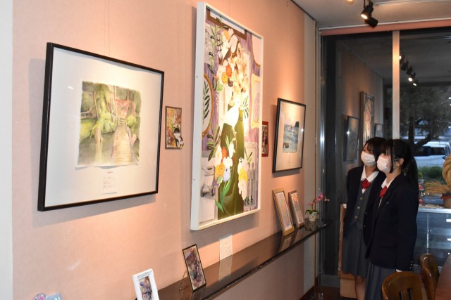 施設内に展示された作品を眺める松崎高美術部員ら＝松崎町江奈の松崎十字の園
