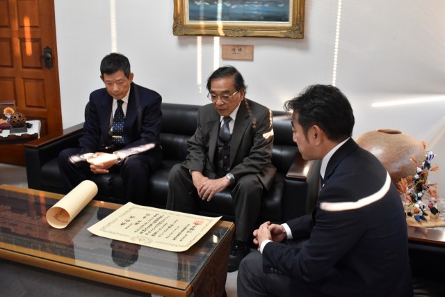 農林水産業功労者表彰を受けた石川さん（左）と藤井さん（中央）＝西伊豆町役場