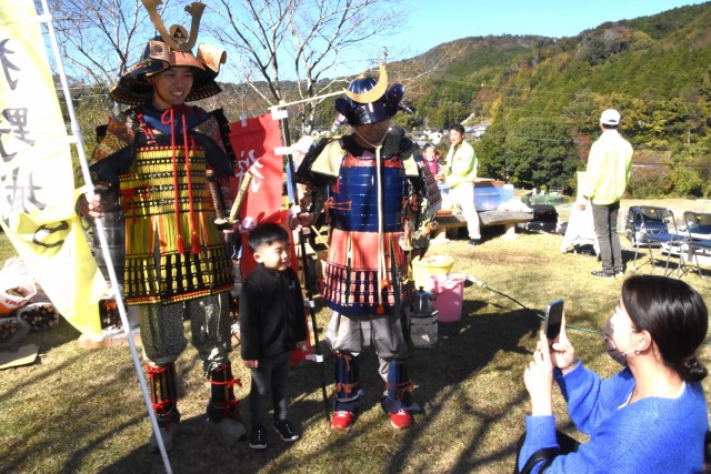 甲冑姿で来場者と記念撮影する狩野城の会メンバー＝伊豆市の本柿木農村公園