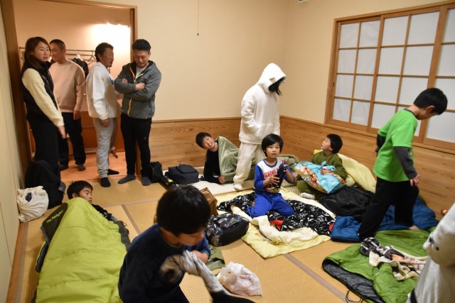 就寝の準備をする子どもたち＝下田市の吉佐美区事務所