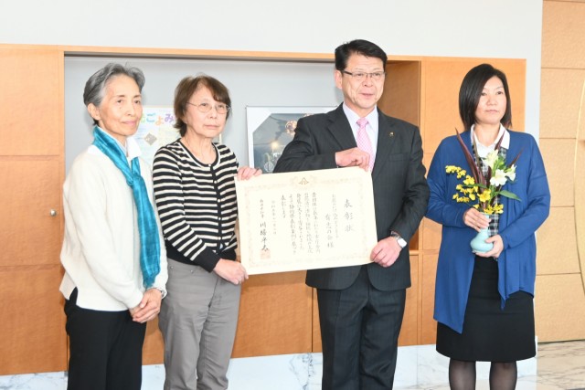 小野市長（右から２人目）に受賞を報告する会員＝伊東市役所