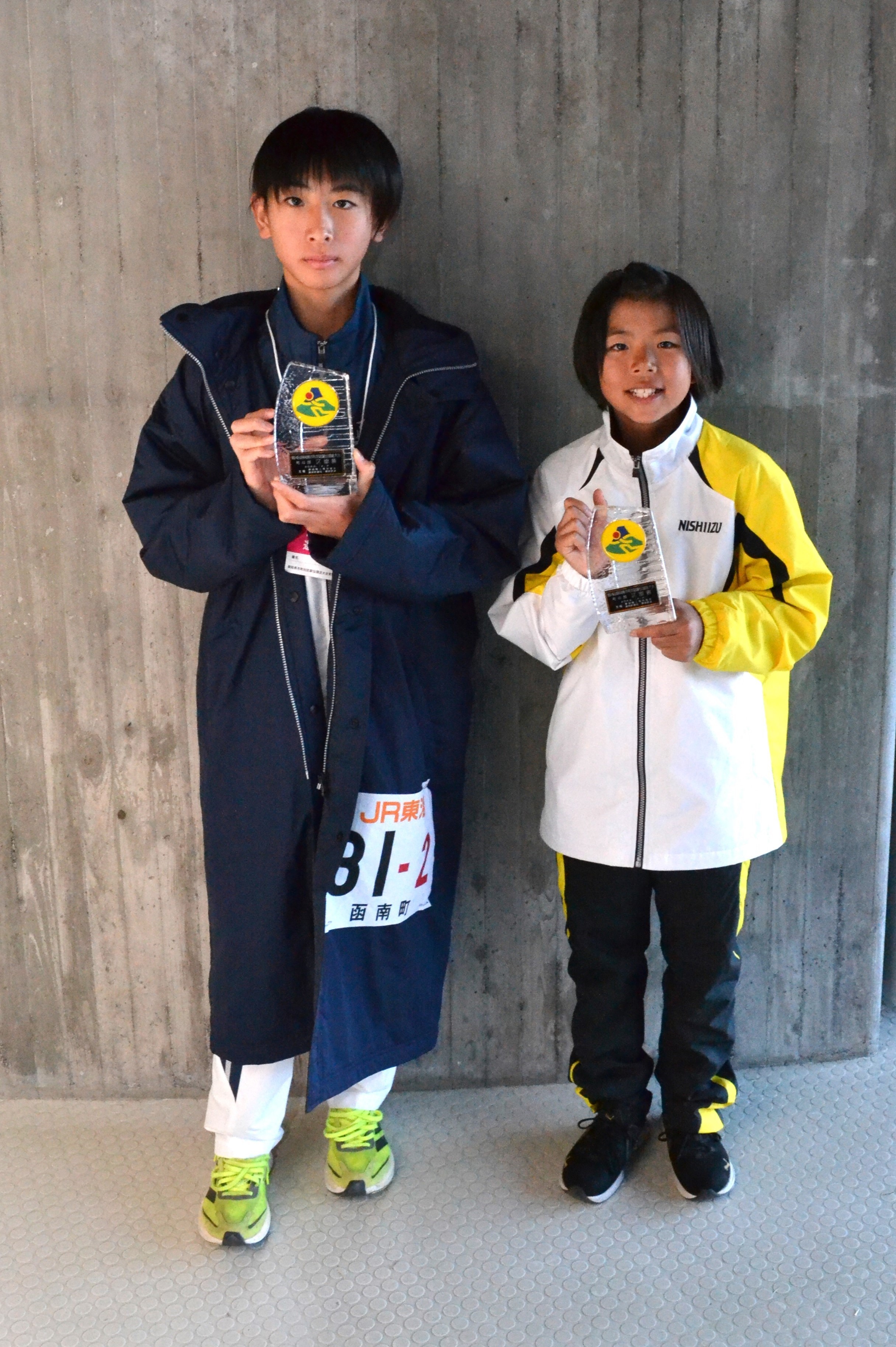 区間賞を獲得した中村さん（左）と宇都宮さん＝静岡市のこのはなアリーナ