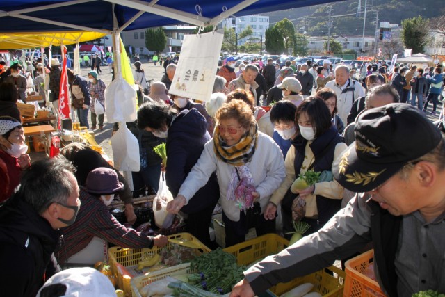 多くの人でにぎわう「とい山海フェア」＝伊豆市の土肥集学校グラウンド
