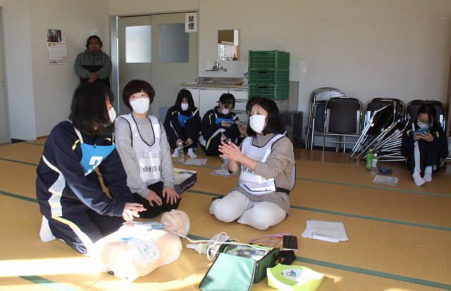 心臓マッサージを体験する中学生＝伊豆の国市の三福公民館