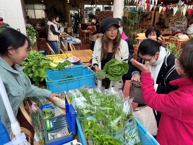「可笑（おか）しな植木市」で一番人気だった下田高南伊豆分校の野菜販売。主婦らが列をつくり、あれもこれもと買い求めた＝南伊豆町の下賀茂熱帯植物園（２５日）