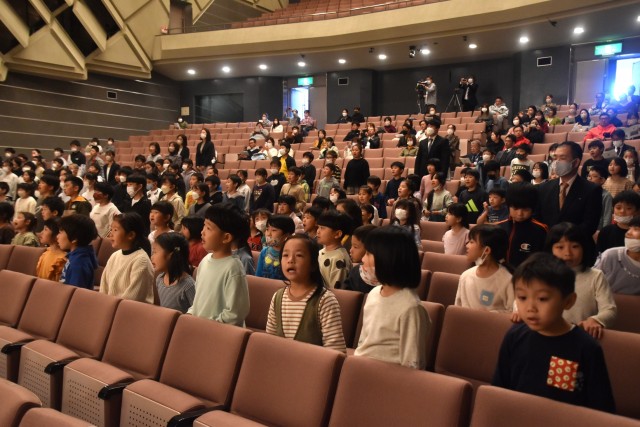 下田小の創立１５０周年記念式典で元気いっぱいに校歌を歌う子どもたち＝下田市民文化会館（２８日）
