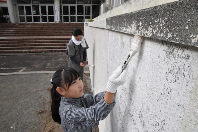 職業体験イベントでペンキ塗りに挑戦する子ども＝下田市の稲生沢小（２６日）