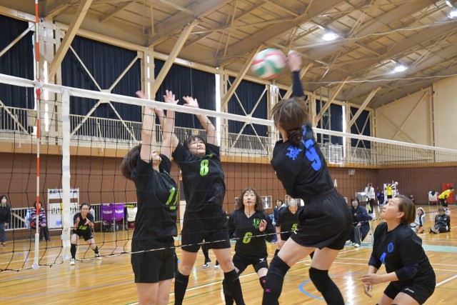 高くジャンプして相手の攻撃をブロックする熱球クラブのメンバー（左側）＝伊東市玖須美元和田の市民体育センター
