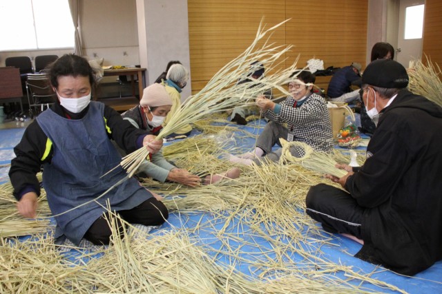 正月飾り作りを進める体験教室参加者ら＝伊豆市の修善寺農村環境改善センター
