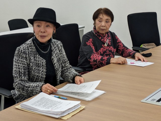 ５７８人分の署名を集め、斉藤市長に浴場の再開を求める松沢代表（左）と広浜さん＝熱海市役所