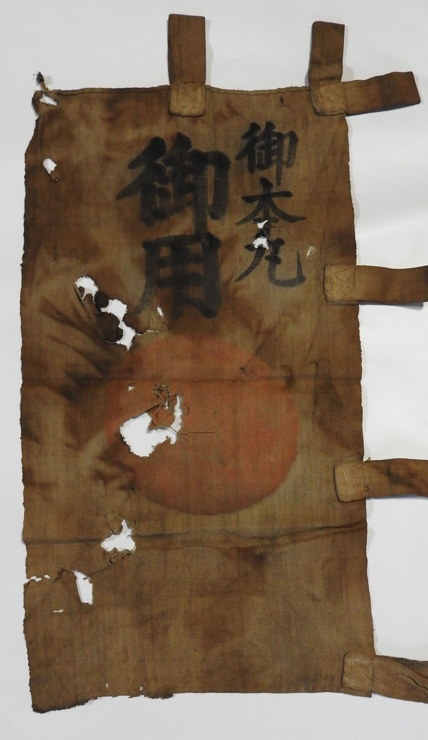 日の丸の上に「御用」「御本丸」と書かれた縦長の旗。江戸城に物資を運ぶ際に掲げられ、他船は水路を開け優先的に運航できたとみられる
