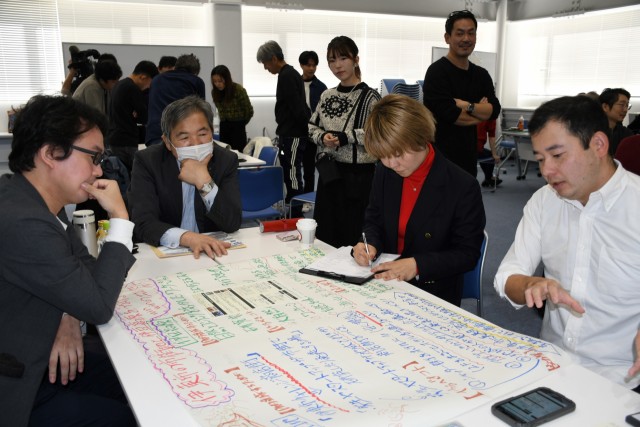 グループワークで新しい地域活性化策のアイデアを出し合う参加者たち＝伊東市桜木町の市健康福祉センター