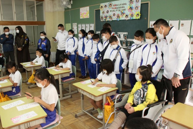 教室の後ろに立って書写の授業の様子を見学するモンゴルの小学生ら＝伊豆の国市の長岡北小