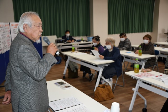「老人力を磨こう」をテーマに語る三島さん（左）＝伊東市の八幡野コミュニティセンター