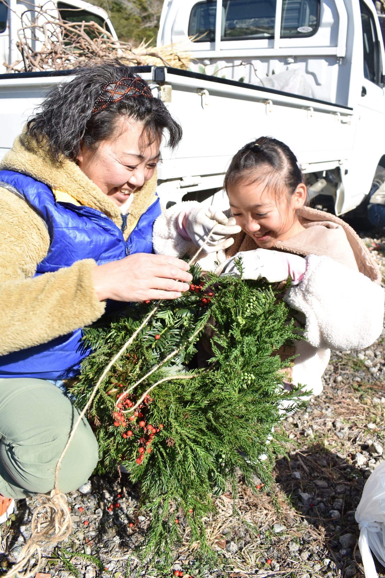 自然素材を使ってクリスマスリースを作る参加者＝南伊豆町の吉祥体験農園