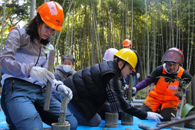 竹について学ぶイベントで、竹を使った門松作りに挑戦する参加者＝熱海市網代（１０日）