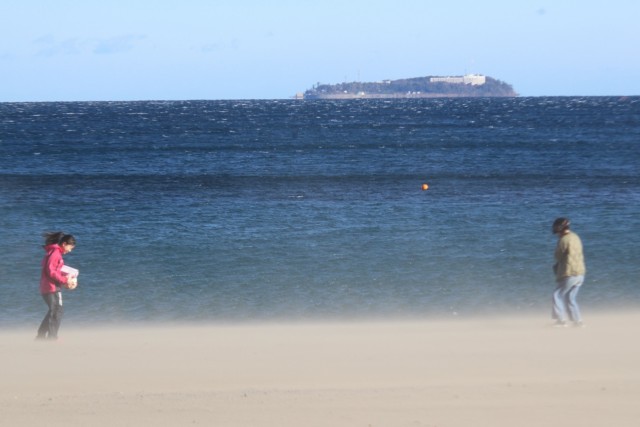 強風で砂が舞い、初島近海は白波が立った＝熱海市多賀地区の長浜海浜公園（１７日午後２時１０分ごろ撮影）