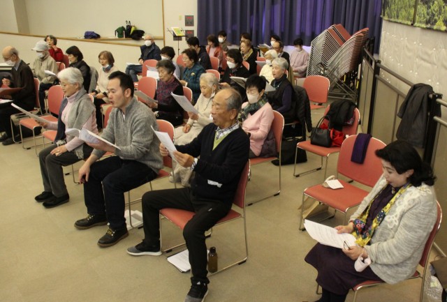 中田さんの作品を歌う「しのぶ会」出席者＝伊豆の国市の韮山時代劇場映像ホール