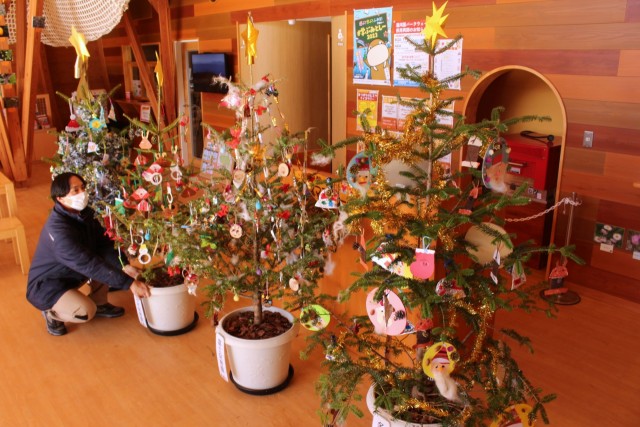 市内の園児が飾り付けた個性豊かなクリスマスツリー＝熱海市伊豆山の姫の沢公園