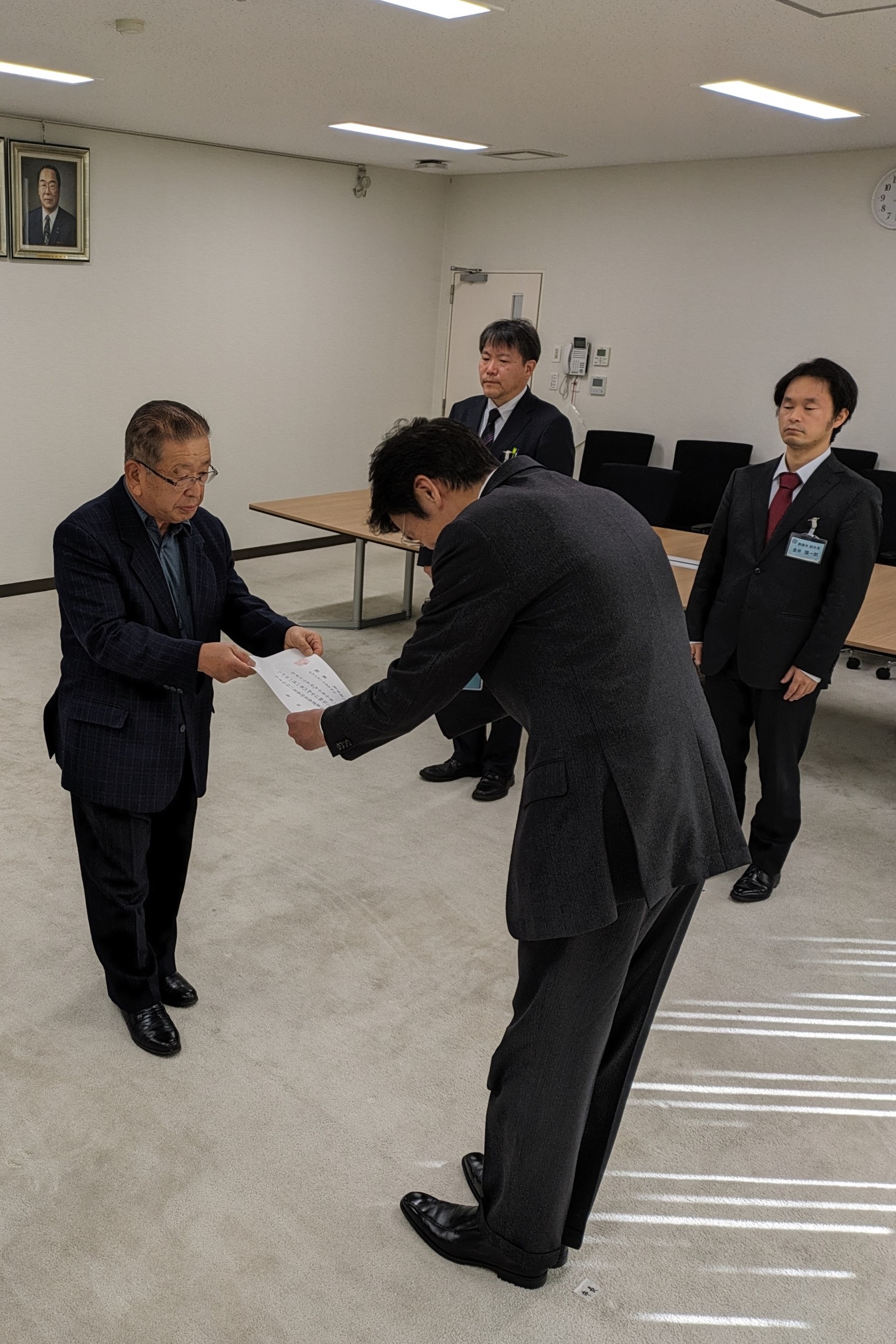 斉藤市長から辞令を受ける沢田さん＝熱海市役所
