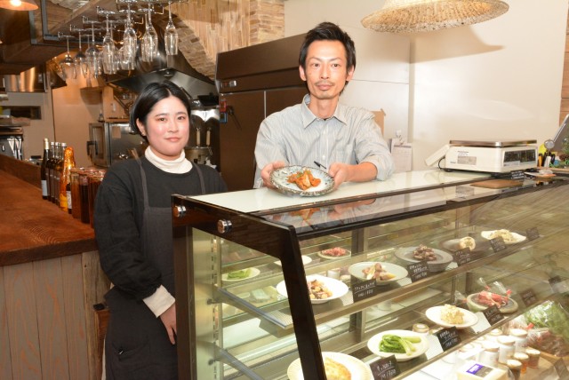 イタリア料理店をオープンさせた杉本さん（右）と妻の美咲さん＝熱海市昭和町