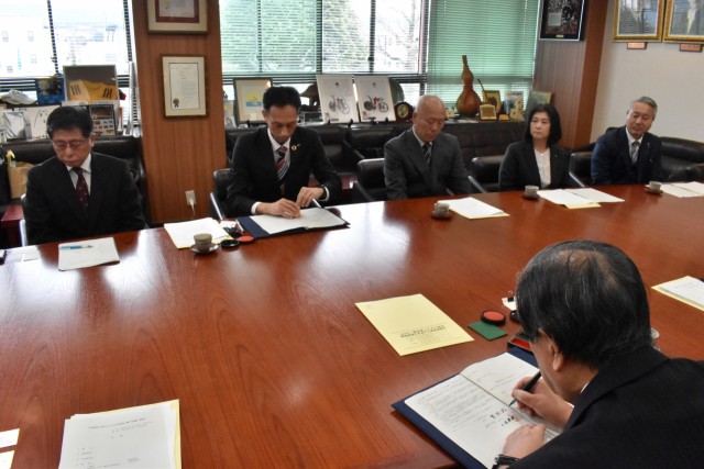 協定書に署名する豊岡市長（手前）と小林地区長（左から２人目）＝三島市役所