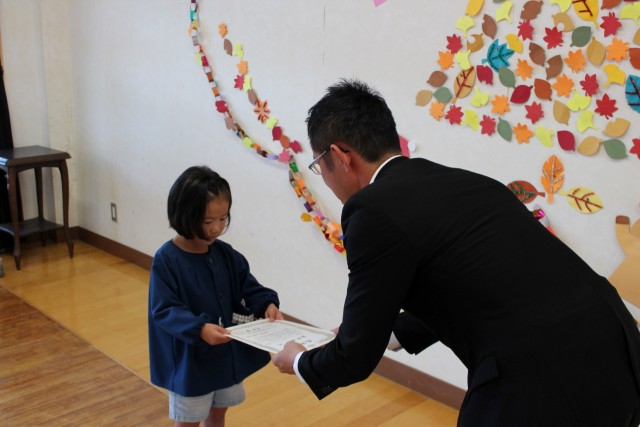 滝沢会長から（右）から感謝状を受け取る冨岡さん＝伊東市の八幡野幼稚園