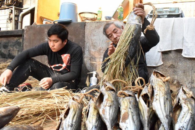 豊漁豊作などの願いを込めて正月魚を作る芹沢副代表（右）と中島さん＝西伊豆町田子のカネサ鰹節商店