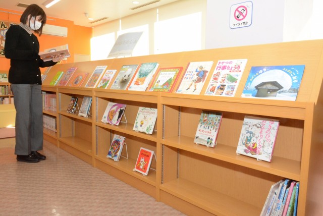 児童室に設けられている特集コーナー「冬のおたのしみ」＝熱海市立図書館