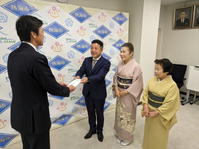 斉藤市長に寄付金を手渡す森田支部長（左から２人目）ら＝熱海市役所
