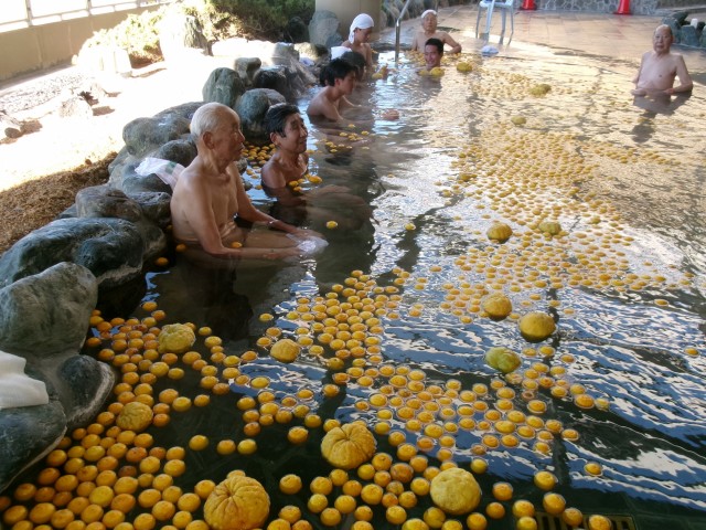 「冬至」のゆず湯を楽しむ客たち＝函南町柏谷の「湯～トピアかんなみ」