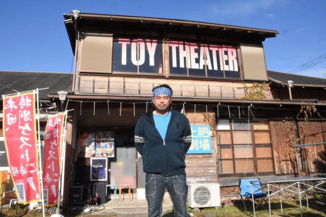最後の「伊豆映画祭」を開催している映画監督の瀬戸さん＝伊豆市土肥の古民家映画館「土肥劇場」