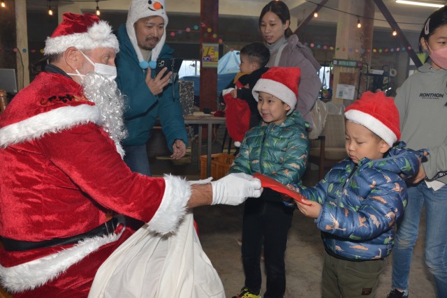 サンタクロースからプレゼントを受け取る子どもたち＝下田市西本郷のウィズ・ア・ツリー