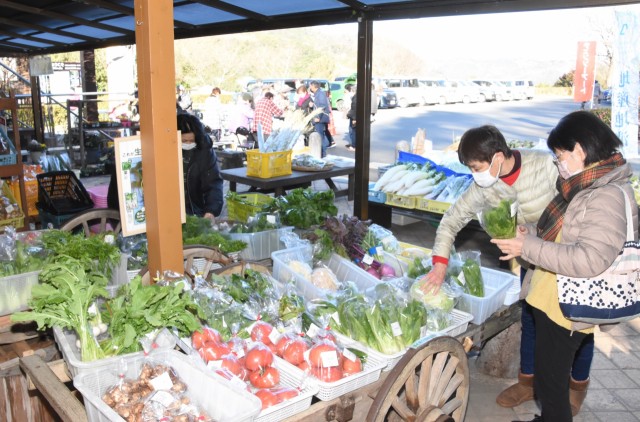 地元の新鮮野菜が人気を集めた「感謝祭」＝伊豆市柳瀬の「季多楽」