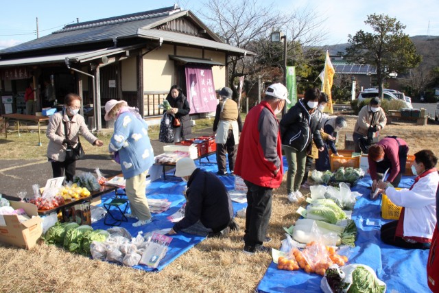 ミニミニ祭りで人気を集める野菜・加工品販売コーナー＝伊豆の国市の蛭ケ島公園