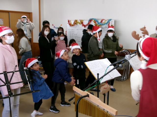 クリスマスソングを楽しむ子どもら＝三島市の北小地域連携室