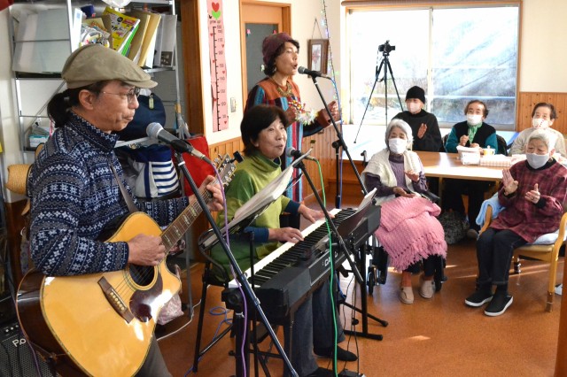 利用者にクリスマスソングや歌謡曲の演奏を披露する島田須可子バンド＝伊東市岡のライフケア大山の里