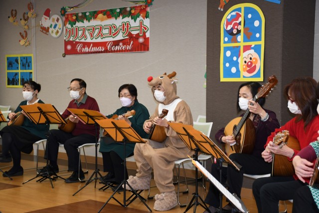 クリスマスコンサートで仮装して演奏する伊東マンドリンクラブのメンバーら＝伊東市岡の伊東市民病院（１３日）