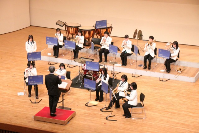 おはこの「アルセナール」を演奏する伊豆中央高吹奏楽部の部員たち＝伊豆の国市のアクシスかつらぎ