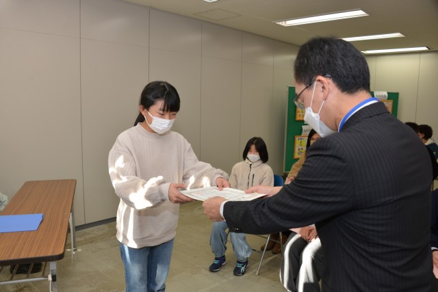 保健所長表彰を受ける稲本さん（左）＝下田市中の県下田総合庁舎