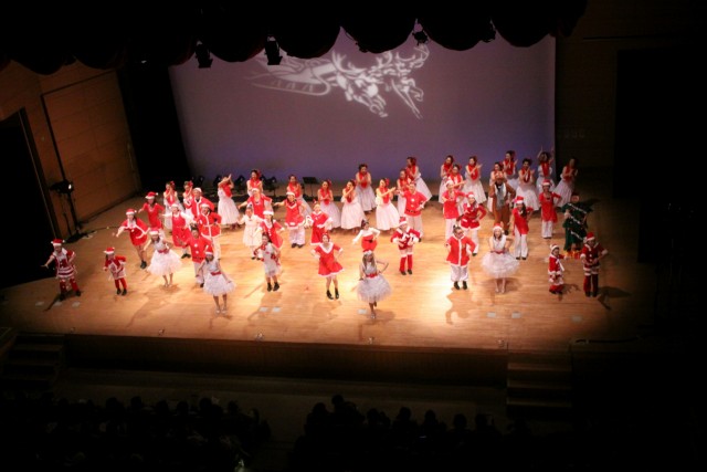 そろってダンスを披露する４団体の生徒たち＝伊豆の国市の韮山時代劇場